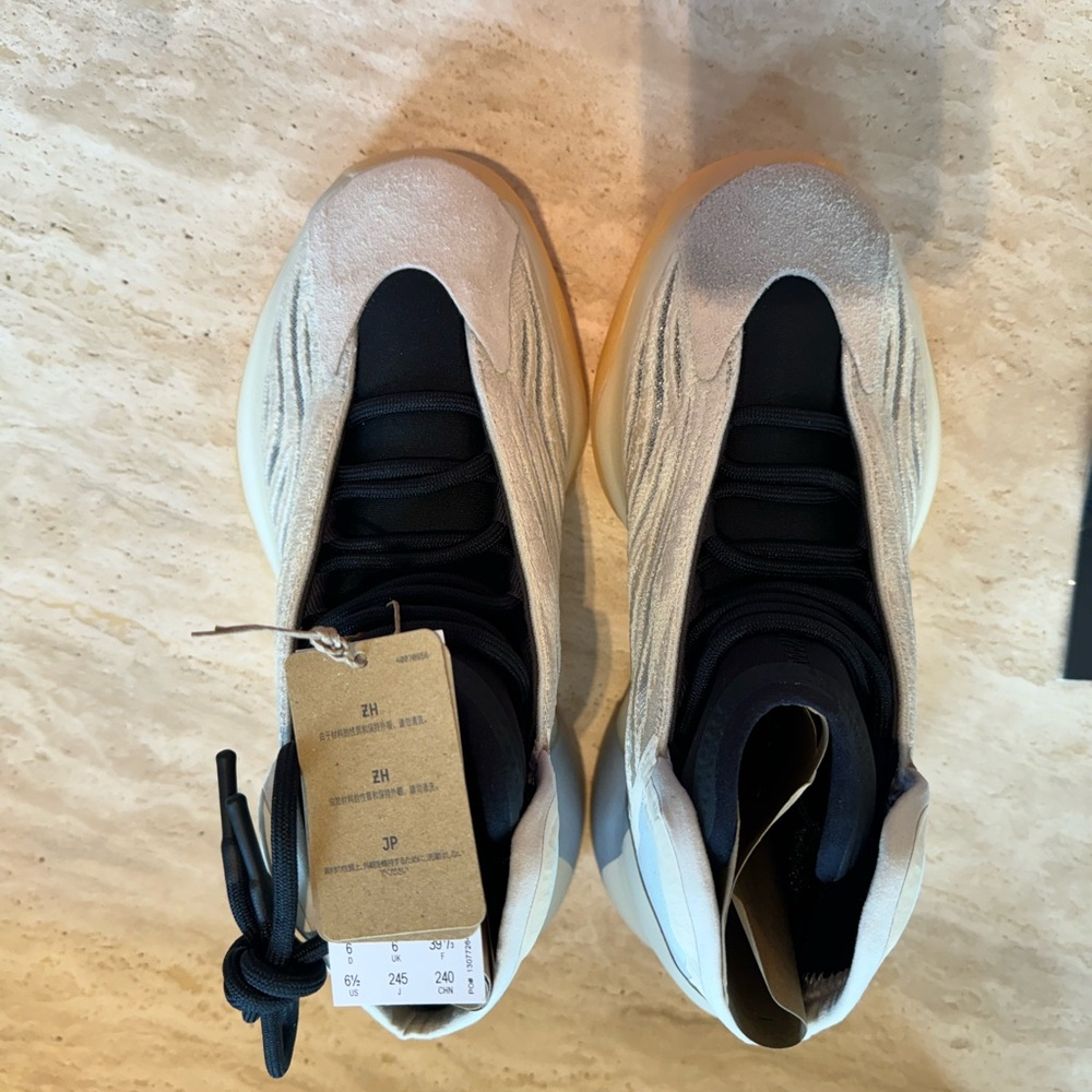 Yeezy Quantum - Picture 4 of 16